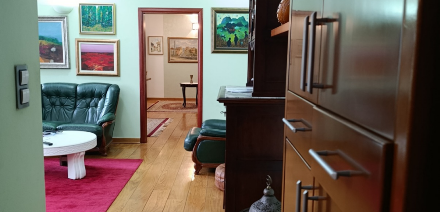 Stan površine 90m2, Centar